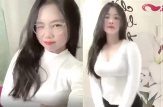 Cặp melons to hơn mẹ em gái học cấp 3 – Clip sex